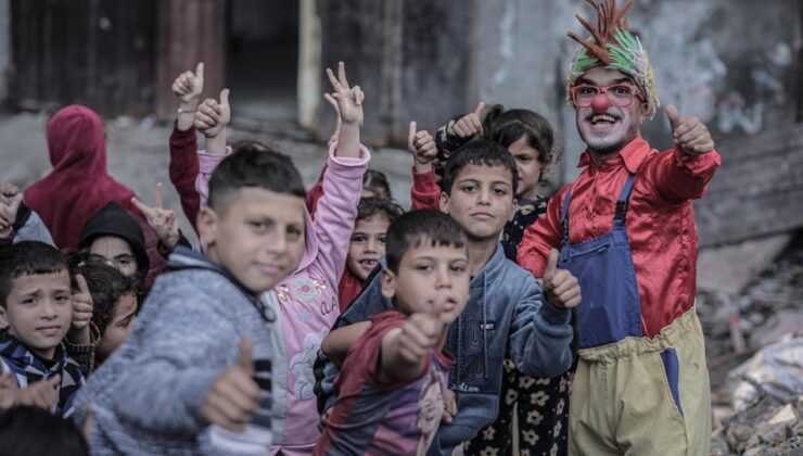Ailesini İsrail’in saldırısında kaybeden Gazzeli palyaço, acısına rağmen çocukları güldürüyor