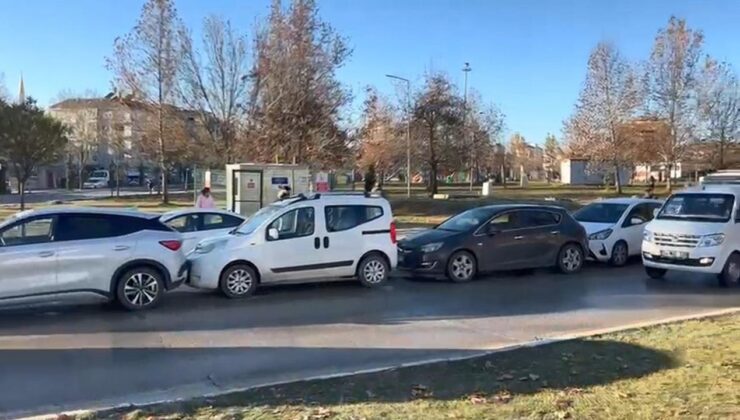 Buzlanan yolda 6 araç birbirine girdi