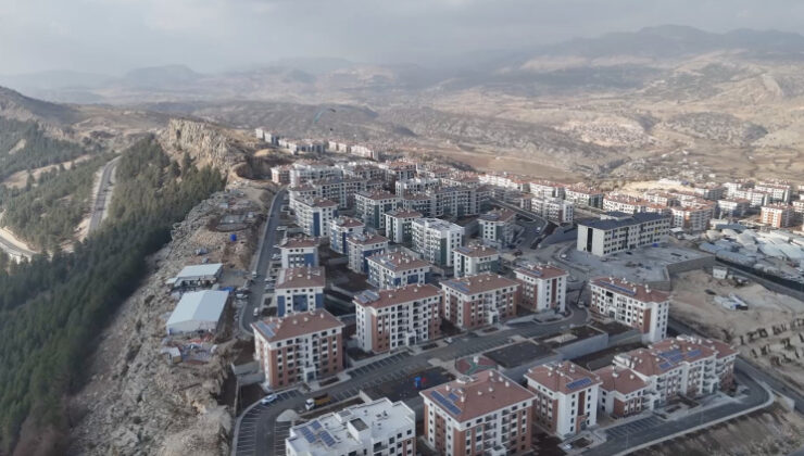 Deprem sonrası dönüşen İndere yamaç paraşütçülerinin yeni rotası oldu