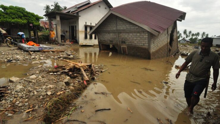 Endonezya’da şiddetli yağışların yol açtığı afetlerde ölü sayısı 1030’a yükseldi