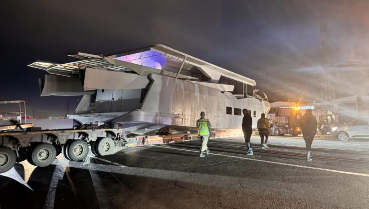 ErzurumArtvin yolunda dorsesi yola oturan gemi yüklü tır ulaşımı aksattı
