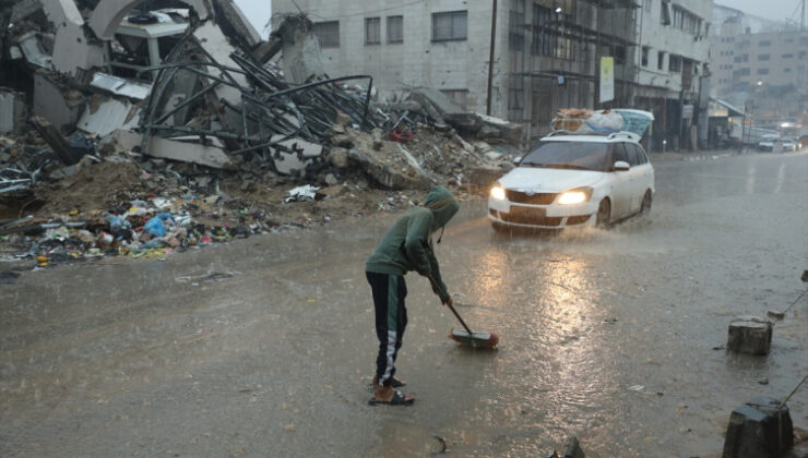Gazze’de çadırlar su altında kaldı