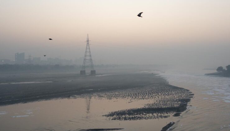 Hindistan’da hava kirliliğinin yol açtığı sis, uçuşlarda aksaklıklara neden oldu
