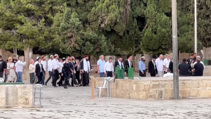 İşgalci İsrailliler, Mescidi Aksa’ya baskın düzenledi