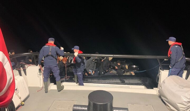 İzmir açıklarında 68 düzensiz göçmen kurtarıldı