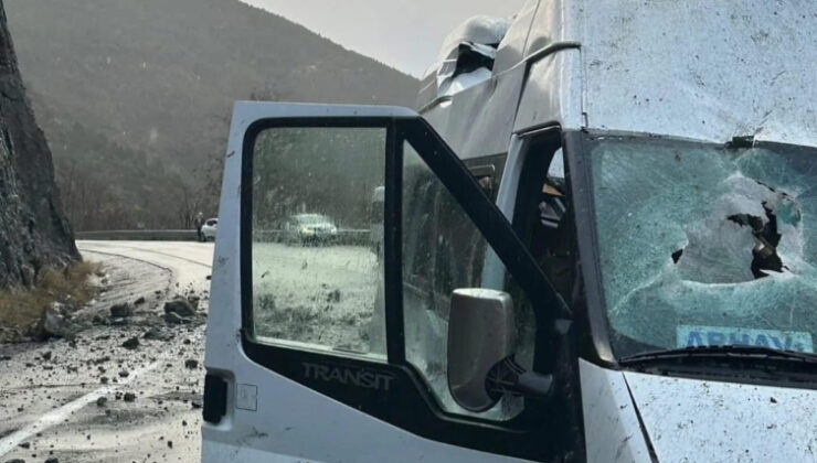 Kaya parçaları düştü, minibüsün tavanı parçalandı