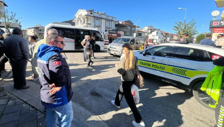 Muğla’da yolcu midibüsü ile minibüs çarpıştı: 13 yaralı