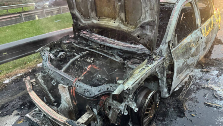 Seyir halindeki araç yandı, trafik yoğunluğu oluştu