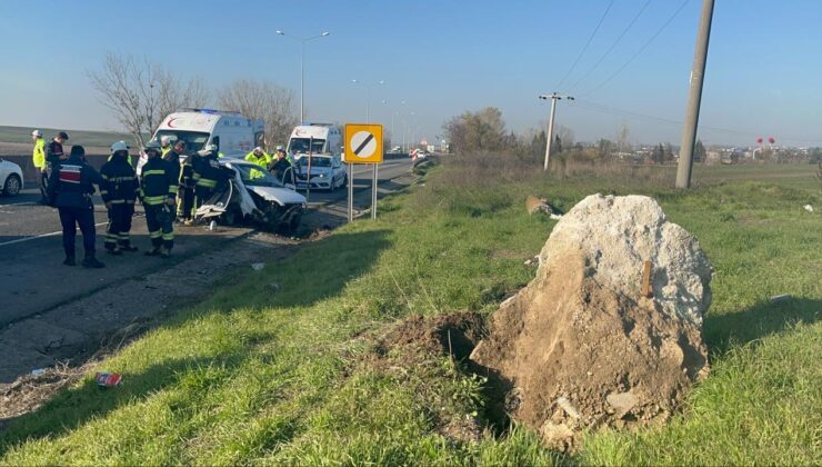 Tekirdağ’da beton parçasına çarpan otomobildeki 5 kişi yaralandı