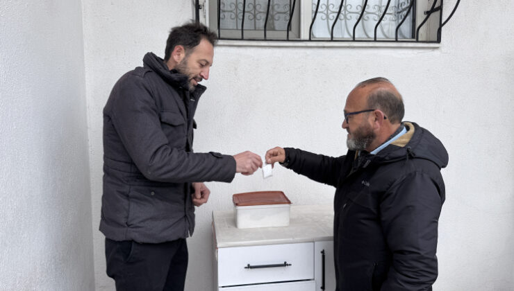 Türbedarlık geleneği tuz ikramıyla devam ediyor