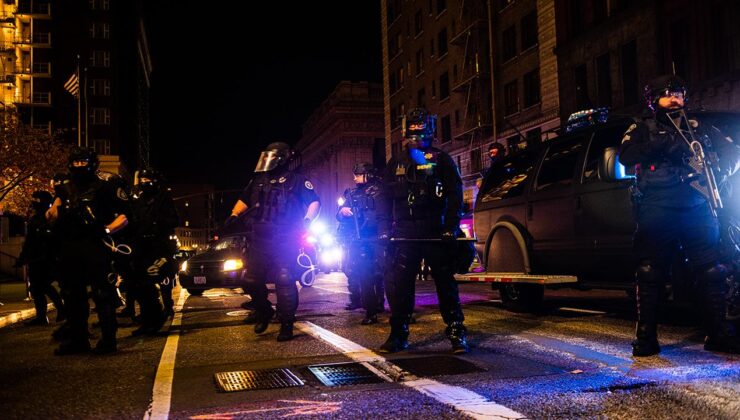 ABD genelinde halk sokağa çıkmaya başladı: Venezuela ile savaşa hayır