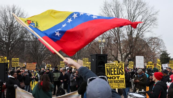ABD’nin Venezuela’ya askeri müdahalesi Beyaz Saray önünde protesto edildi