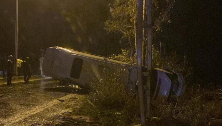 Adana’da işçileri taşıyan minibüs devrildi: 13 yaralı