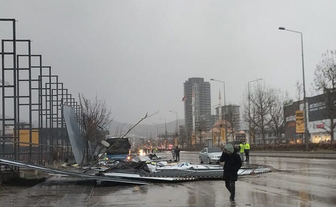 Ankara’da fırtına etkili oldu: Kiremitler savruldu, tabelalar uçtu
