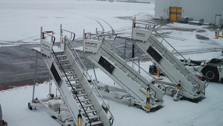 Avrupa’da zorlu kış şartları nedeniyle yüzlerce uçuşta iptal ve gecikme yaşanıyor