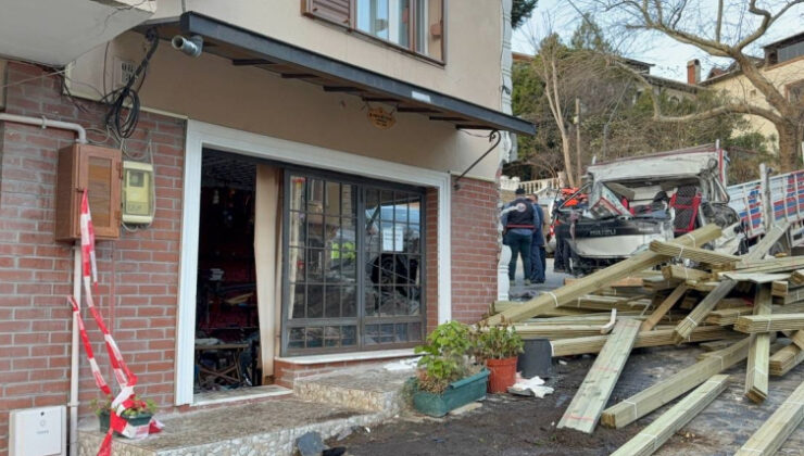 Beykoz kamyon eve çarptı: 2 ölü