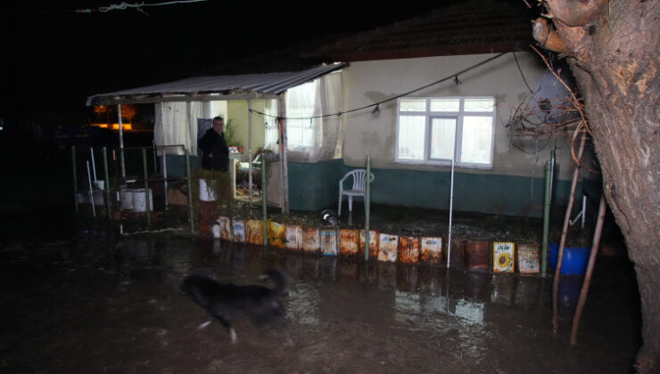 Edirne’de sağanak su baskınlarına neden oldu