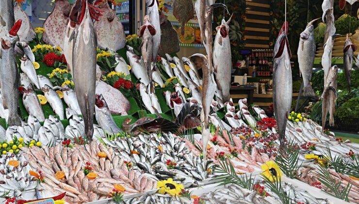 Fırtına dindi, tezgahlar balıkla doldu