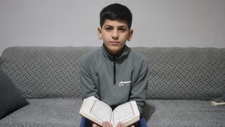 Hafızlık eğitimini tamamlayan çocuk, güzel haberi gözyaşları içerisinde paylaştı