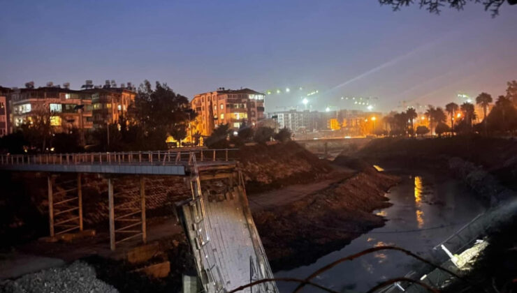 Hatay’da yaya köprüsü yıkıldı