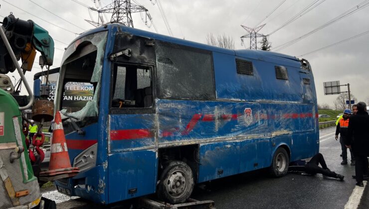 İstanbul’da cezaevi nakil aracı devrildi: 19 yaralı
