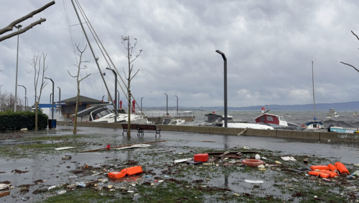 İstanbul’da fırtına: 45 ağaç devrildi, 89 çatı uçtu