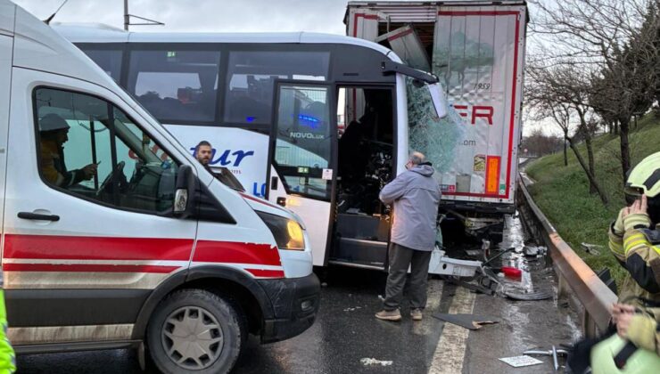 İstanbul’da midibüs tıra çarptı: 13 yaralı