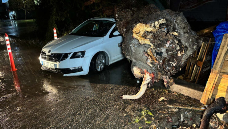 İzmir’i sağanak vurdu: Caddeler göle döndü