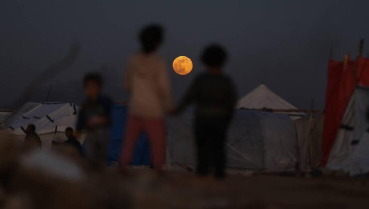 Katil İsrail ordusu, Gazze’de çadırları ve okulları bombalayarak 7 Filistinliyi öldürdü