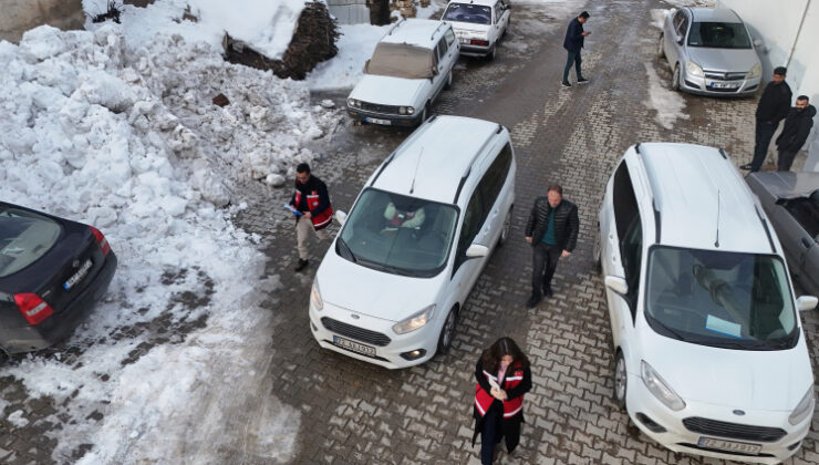 Kırmızı yelekliler sosyal destek için karlı yolları aşıyor