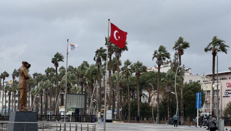 Muğla’da kuvvetli rüzgar: Dalgalar balkonlara ulaştı