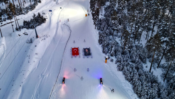 Sarıkamış şehitleri anısına JAK timleri ve komandolar meşaleli kayak gösterisi yaptı