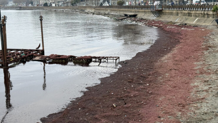 Tekirdağ’da sahil kırmızıya büründü