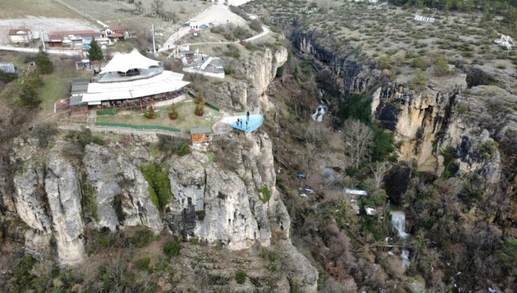 Türkiye’nin ilk cam seyir terasına ziyaretçi akını