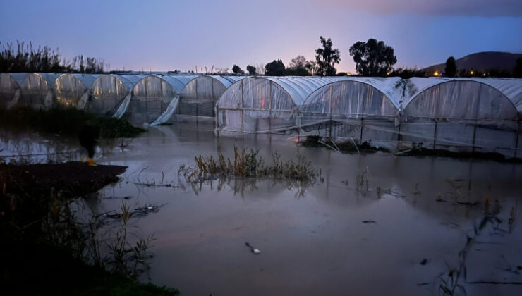 Antalya’da hortum seraları uçurdu, sel yolları kapattı