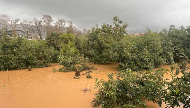 Antalya’da sağanak: Evler ve bahçeler su altına kaldı