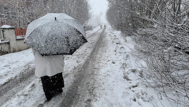 Ardahan’da yoğun kar: Yollar kapalı, okullar tatil