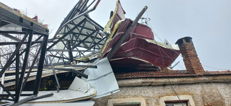 Aydın’da fırtına çatıları uçurdu