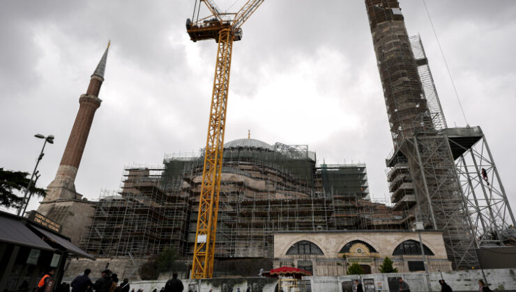 Bakan Ersoy: Ayasofya’da süreç devam ediyor, Sultanahmet’te çalışmalar tamamlandı
