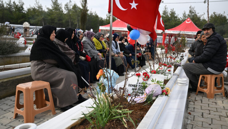 Depremlerde yakınlarını kaybedenler kabirleri ziyaret ediyor