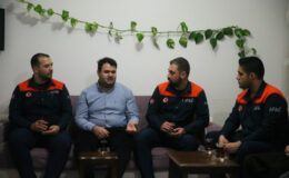 Depremzede aşçı, kendisini kurtaran AFAD ekibiyle buluştu