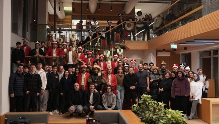 Düzce’de kütüphanede ders çalışan gençlerin ‘mehter marşı’ geleneğine sürpriz destek