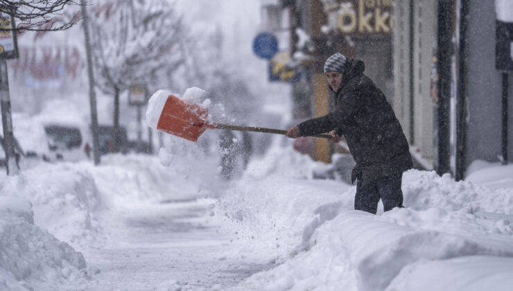 Erzurum’da araçlar kar altında kayboldu