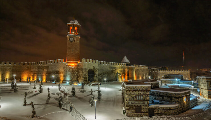 Erzurum’da tarihi yapılar beyaz örtüyle kaplandı