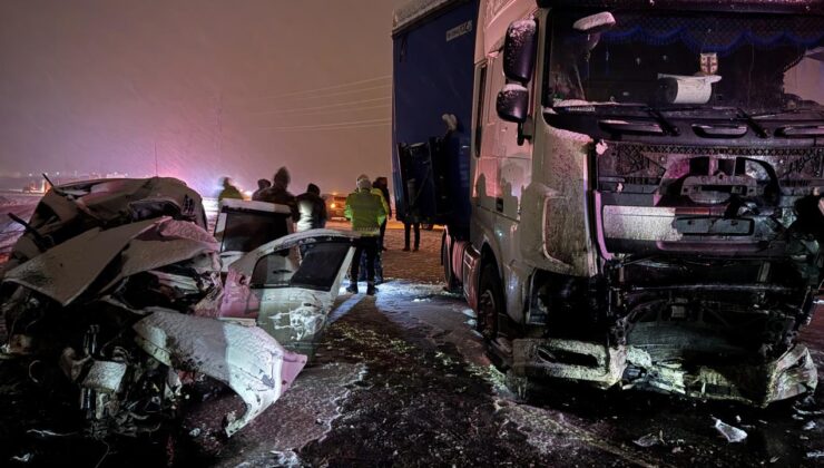 Erzurum’da tır ile otomobil çarpıştı: 4 ölü