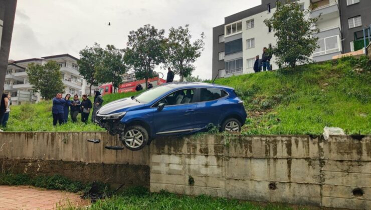 Fren yerine gaza basınca sitenin bahçesine yuvarlandı