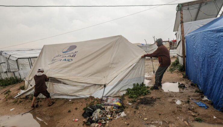 Gazze Belediyesi: Etkili olan fırtına nedeniyle yüzlerce çadır sular altında kaldı