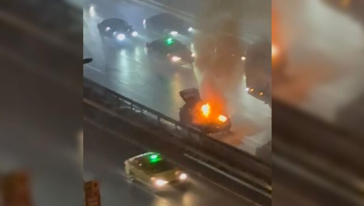 Haliç Köprüsü’nde seyir halindeki otomobil küle döndü