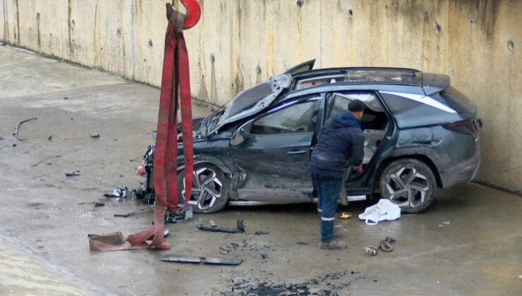 İki araç çarpıştı, otomobillerden biri dereye uçtu