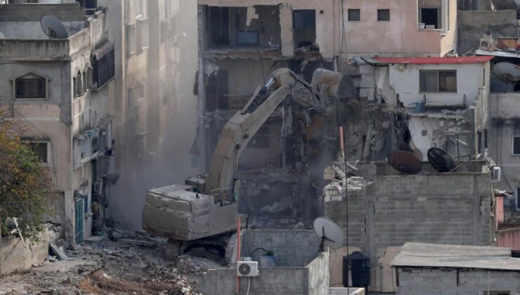 İşgalci İsrail ordusu, Batı Şeria’da Filistinlilere ait 2 evi yıktı